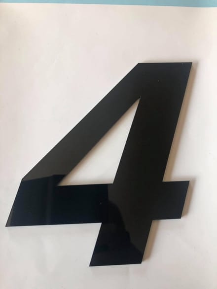 Huisnummer plexiglas/aclylaat zwart cijfer 4