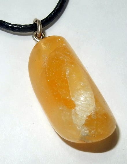 Geel Calciet Hanger