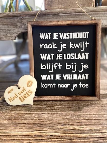 tekstlijstje inclusief houten hartje  /  20x18cm / met de tekst; wat je vasthoudt / natural/black