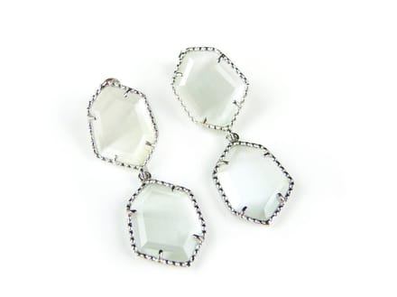 Zilveren oorringen oorbellen Model Hexagon met witte parelmoerkleurige stenen