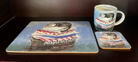 Alex Clark Coaster, Mok en Placemat(MEDIUM FORMAAT) Set Laundry Basket ~ Kat
