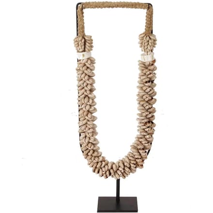 Halsband Pole To Pole Shell Necklace On Stand
