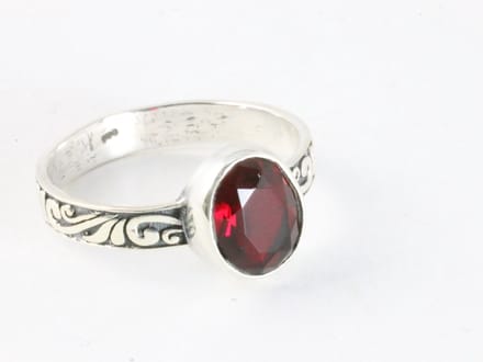 Fijne bewerkte zilveren ring met granaat - maat 20