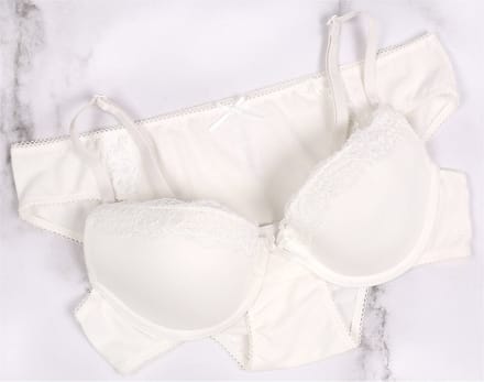 Lingeriesetje in ecru, slipje en bh