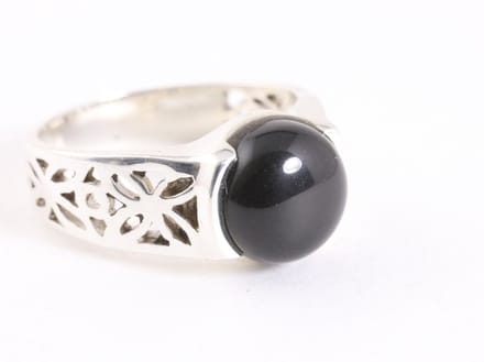 Opengewerkte zilveren ring met onyx - maat 17