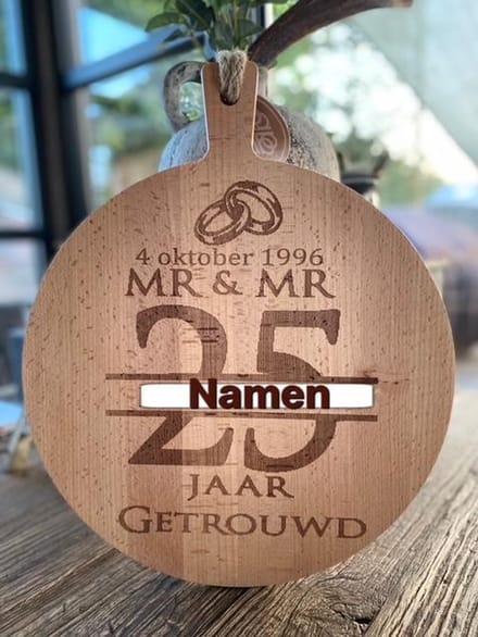 Creaties van Hier - serveerplank - 25 jaar getrouwd (MR en MR) - 40 cm - gepersonaliseerd cadeau - hout