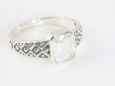 Bewerkte zilveren ring met bergkristal - maat 17