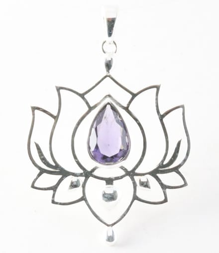 Opengewerkte zilveren lotus hanger met amethist