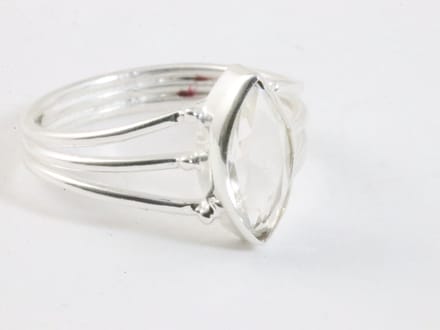Opengewerkte zilveren ring met bergkristal - maat 20.5