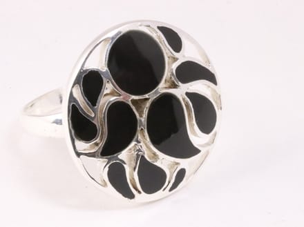 Ronde opengewerkte zilveren ring met onyx - maat 19