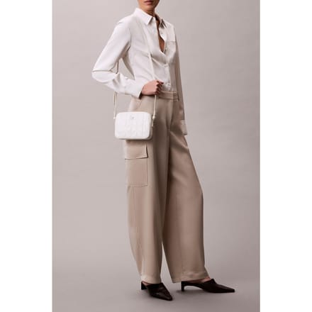 Calvin Klein Quilted Camera Bag Lily White Größe: OS | Umhängetaschen Outlet | Damen | Weiß