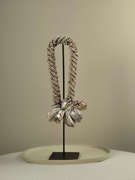 Blitzdeco - Schelpen Ketting op Standaard - Jet - Handgemaakt Beige - Warm Bohemian Decor