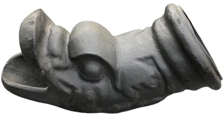 Goot uitloop, antieke goot tuin, uitlaat van gietijzer, zwart