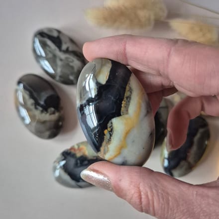 Edelsteen UV-Reactieve Volcano Agate Palmsteen – Handsteen