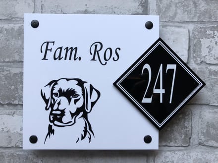 Naambordje / huisnummer voordeur met Labrador
