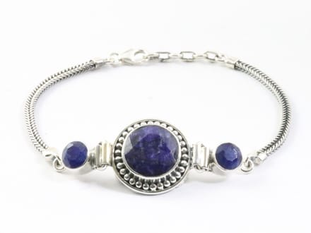 Bewerkte zilveren armband met blauwe saffier
