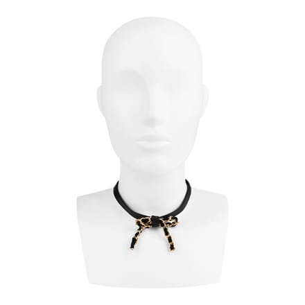 Mooie halsband van kunstleer met strik