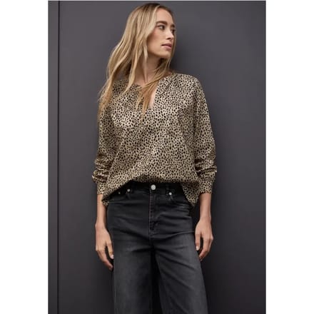 Corduroy blouse in leo look