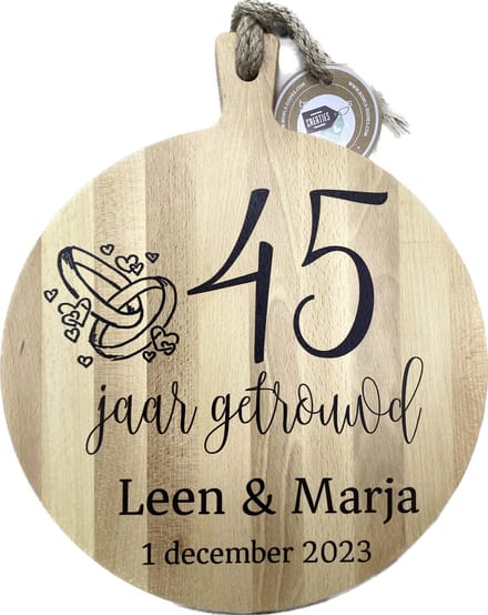 Serveerplank  rond - 30 cm - met de tekst 45 jaar getrouwd - te personaliseren met eigen naam en datum