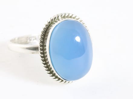 Bewerkte ovale zilveren ring met blauwe chalcedoon - maat 18.5