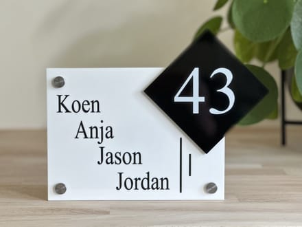 Naambordje voordeur | strak lijnen | huisnummer | wit | 19,5x25cm | rvs afstandhouders