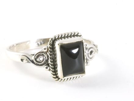 Fijne bewerkte zilveren ring met onyx - maat 20