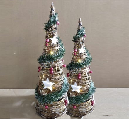 LED kegels/piramide kerstboom lampen - set van 2x formaten - rotan - met licht