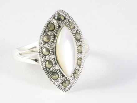 Zilveren ring met parelmoer en marcasiet - maat 18.5