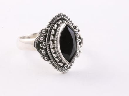 Bewerkte zilveren ring met gefacetteerde onyx - maat 16.5