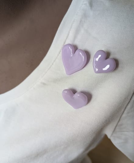 M-apART Broche, set van 3 handgemaakte lila hartjes van glas, pins