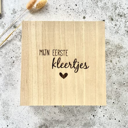 Fien & Feau | Bewaren van de eerste kleertjes | Kraamcadeau | Bewaarkistje