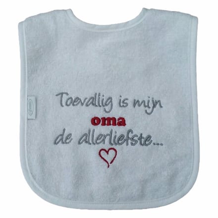 Witte slab met "Toevallig is mijn oma de allerliefste"