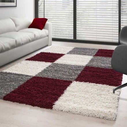 Hoogpolig vloerkleed met ruitpatroon, rood-wit-grijs.