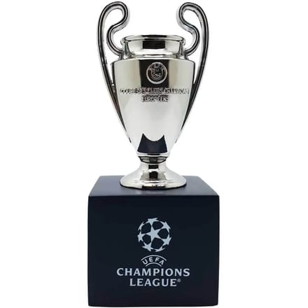 Trofee Am Ball Com UEFA Champions League sur piédestal