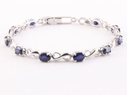 Zilveren tennisarmband met blauwe saffier