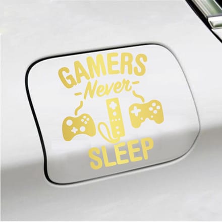 Bumpersticker - Gamers Never Sleep - 12,9 X 11,8 - Goud