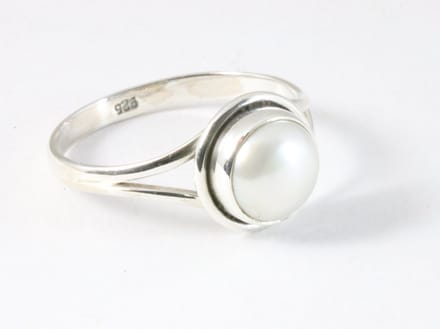 Fijne ronde zilveren ring met parel - maat 18