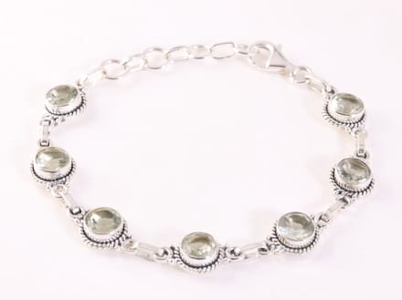 Bewerkte zilveren armband met groene amethist