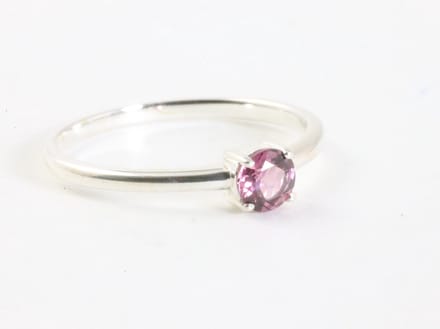 Fijne hoogglans zilveren ring met rhodoliet - maat 19