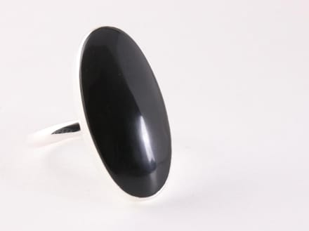Langwerpige zilveren ring met onyx - maat 19.5