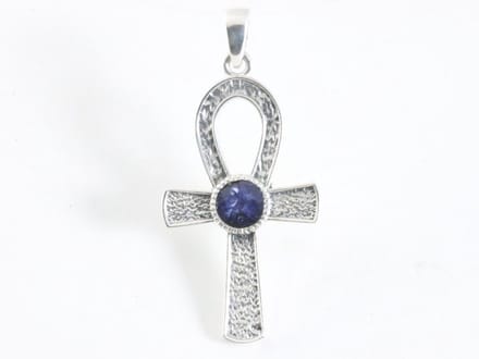 Bewerkte zilveren ankh hanger met blauwe saffier