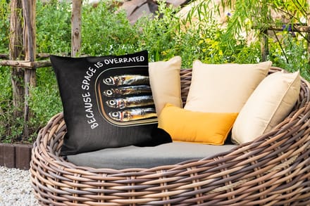 Sierkussen Buiten - Sardines - Tekst - Vis - Blik - 60x60 cm - Weerbestendig