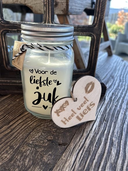 Creaties van Hier - Black & White scented candles Juf met houten hartje – 13,5 cm – vanille