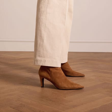 Manfield - Dames - Beige suède enkellaarsjes met hak - Maat 42