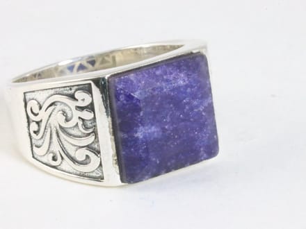Zware bewerkte zilveren ring met blauwe saffier - maat 20