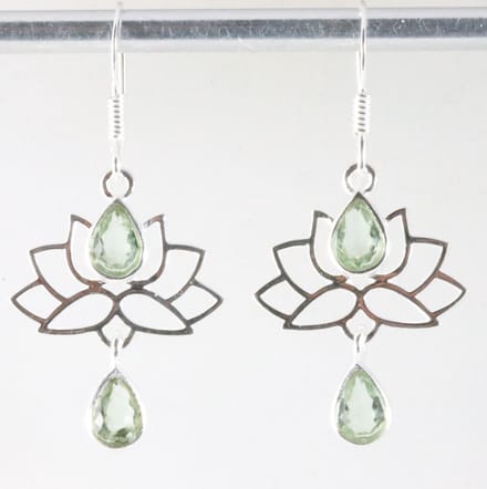 Zilveren lotus oorbellen met groene amethist