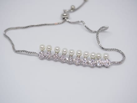 Parel look a like armband met steentjes | zilver gekleurd