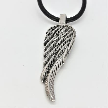 Stoer edelstaal 3D engelenvleugel veer op zwart 60 cm leer ketting.