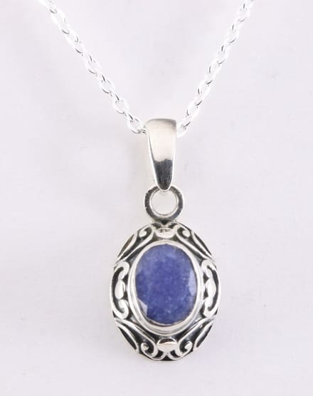 Fijne bewerkte zilveren hanger met blauwe saffier aan ketting