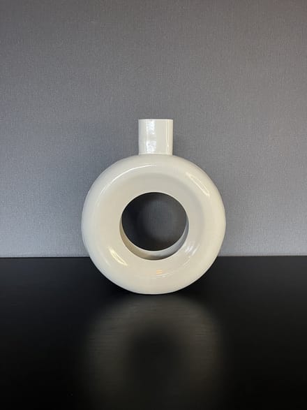HomeBound by KY | Vaas donut metaal wit | 7x26x30cm | bloemenvaas donutvorm metaal